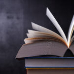 La storia della plastica in un minuto. Libro aperto che si sfoglia.