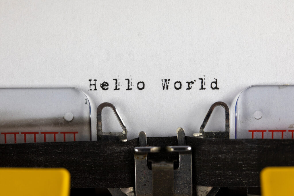 #Hello world. Testo scritto su una vecchia macchina da scrivere.