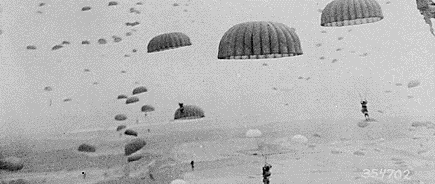 La storia della plastica. Lancio di paracadutisti alleati in Olanda nel 1944 durante la 2WW 