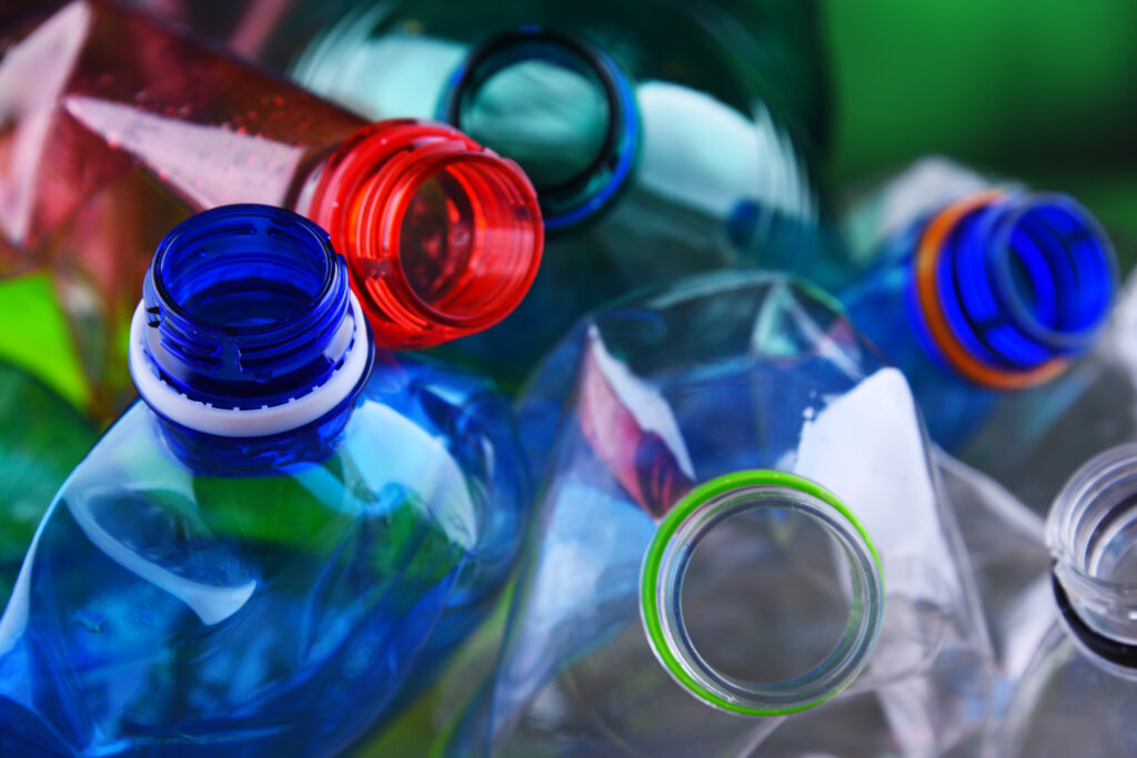 Cos'è la plastica? La plastica e le sue varianti. Bottiglie di plastica colorata vuote.