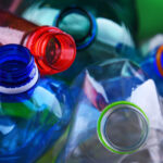 Cos'è la plastica? La plastica e le sue varianti. Bottiglie di plastica colorata vuote.